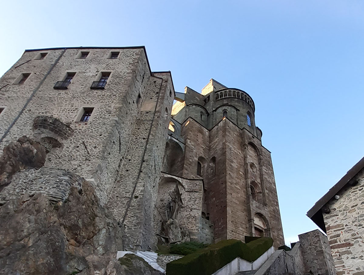 La verticalità della facciata della Sacra di San Michele è davvero spettacolare! - Alessandro Gullo